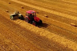 Digitalizace jako budoucnost zemědělství. Drony monitorují pole a sejí, traktory se řídí samy - Novinky